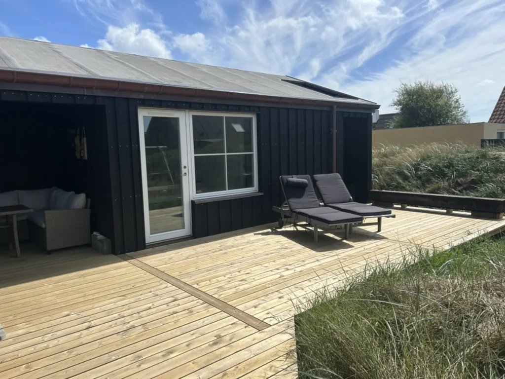 Facade med tagrender på sommerhus lavet af aarhus blikkenslager Normannblik